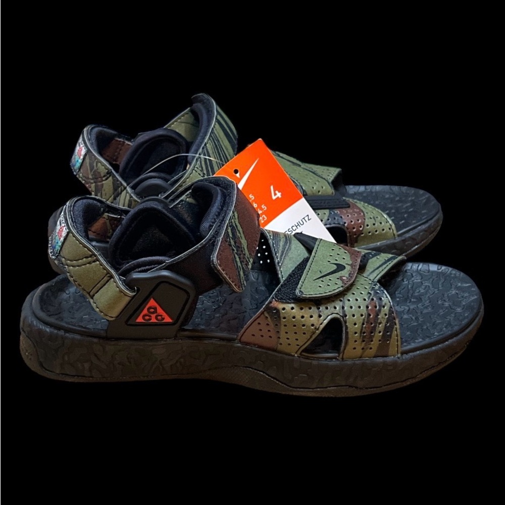 Size 4 - Nike ACG Air Deschutz Mt. Fuji no box